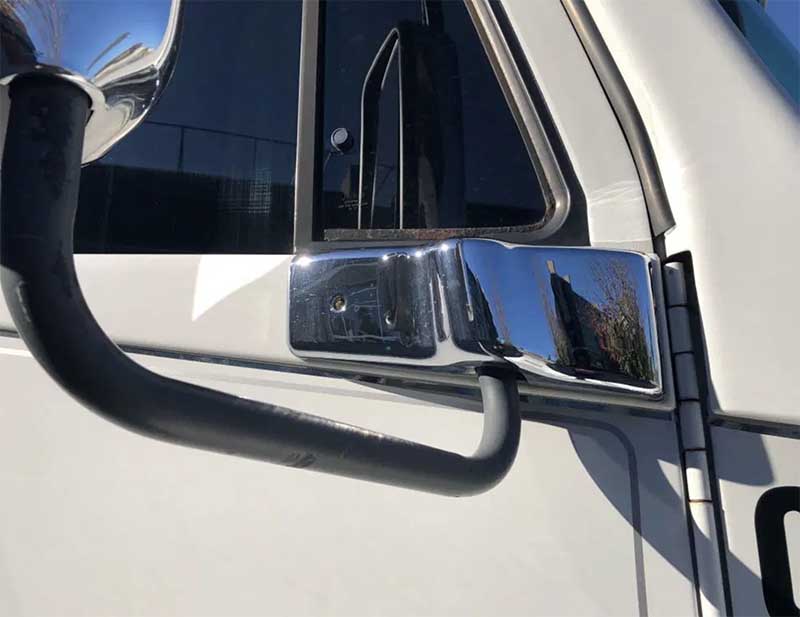 FREIGHTLINER LOWER MIRROR MOUNT COVER RH